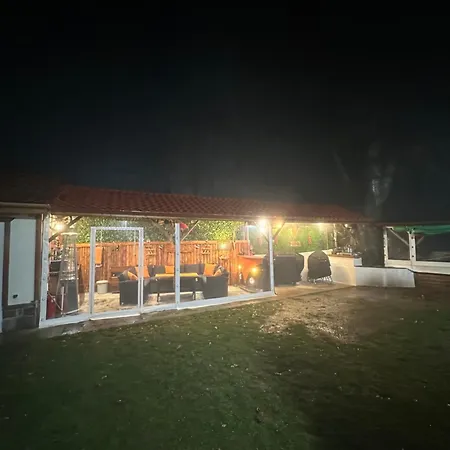 빌라 падалото *